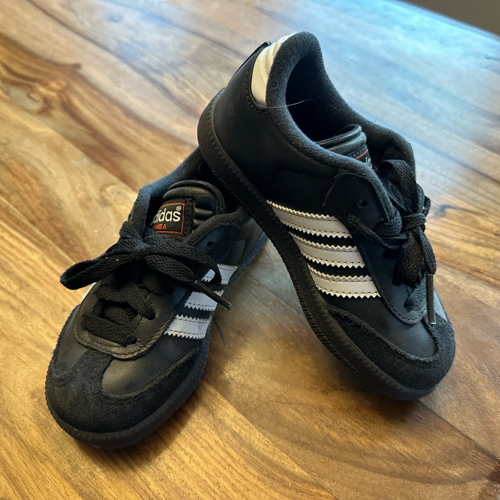 Like new, Toddlers Adidas Samba indoor soccer shoes